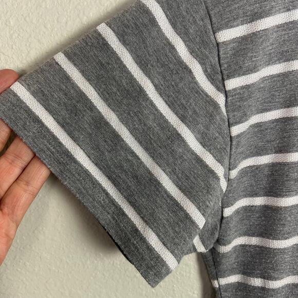 Chico's Zenergy Gray White Stripe Hi Low Short Sleeve Tunic Top Size 2(US 12/14) - Picture 4 of 7
